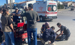 Otomobille üç tekerlekli elektrikli bisiklet çarpıştı