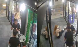 Dikkatsizliğiyle cam kapıya çarpan kadın personelin yere savrulduğu anlar kamerada