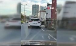 Öfkeli araç sürücüsü tırı yumrukladı...