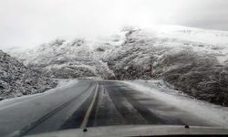 Van-Bahçesaray yolu üzerindeki Karabet Geçidi’ne mevsimin ilk karı düştü