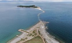 Van Gölü’nde su seviyesi düştü, Çarpanak Adası’na giden antik yol ortaya çıktı