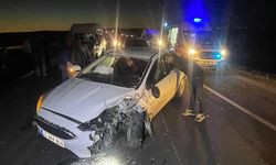 İki araç kafa kafaya çarpıştı: 2 yaralı