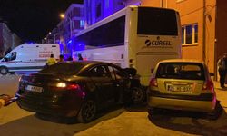 Kazaya karışan iki otomobil park halindeki otobüse çarptı: 1 yaralı