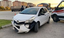 Otomobiller çarpıştı: 2 yaralı