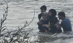 Korku dolu anlar: 4 kişilik aile nehir ortasında birbirine sarılarak hayatta kaldı