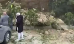 Kaya parçaları çocuklarında bulunduğu çay bahçesine düştü
