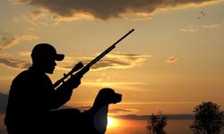 Eskişehir Barosu'ndan izinsiz av tepkisi: Koruma altındaki geyiği öldürüp poz verdiler!