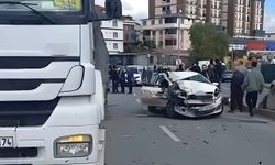 Arnavutköy'de otomobil tıra arkadan çarptı: 1 ölü