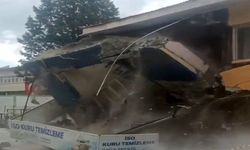 Sındırgı’da depremde hasar gören bina kendiliğinden yıkıldı