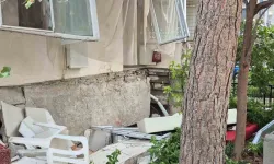Tahliye kararı verilen 6 katlı binanın balkonu çöktü: 1 kişi yaralandı