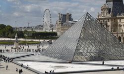 Paris'teki ünlü Louvre Müzesi'nde panik: 40 milyon dolarlık soygun