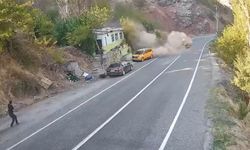 Dağdan yuvarlanan kaya parçası ev ve araçları teğet geçti: O anlar kamerada