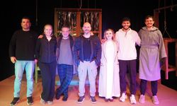 Anadolu Üniversitesi Tiyatro Anadolu, “İki Kişilik Hezeyan” ile seyirciyle buluştu