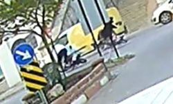 Denizli’de akıl almaz kaza: Sinyali koluyla verince motosikletliyi yere düşürdü