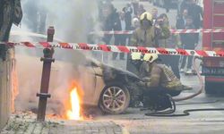 Yer altı elektrik kabloları patladı, bir otomobil alev alev yandı