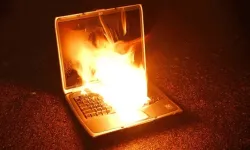 Eskişehir’de iş yerinde korku dolu anlar: Bilgisayar bomba gibi patladı!