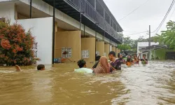 Endonezya’da sel felaketinde can kaybı 174’e yükseldi!