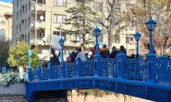 Eskişehir'in ortasında merak uyandıran görüntü: Kalabalık başına toplandı