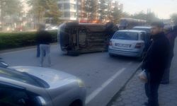 Eskişehir'de otomobil kontrolden çıktı: Park halindeki araçlara çarpıp yan yattı!