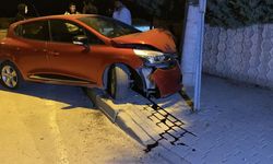 Kontrolden çıkan otomobil, beton direğe çarptı