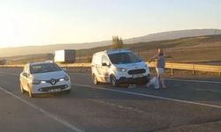 Trafiği birbirine kattı, araçların üzerine atladı, cam kırdı