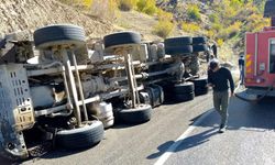 Batman'da virajı alamayan asfalt yüklü kamyon devrildi