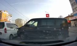 Freni boşalan minibüs üç şeritli yola indi, kamyonet sürücüsü kazadan kıl payı kurtuldu