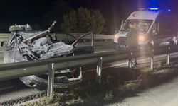 Tıra arkadan çarpan otomobil hurda yığınına döndü: 1 ölü