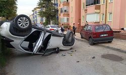 Otomobil park halindeki araca çarpıp ters döndü