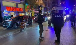 Eskişehir’de motosikletli kurye aniden yola çıkan yayaya ve otomobile çarptı: 2 yaralı