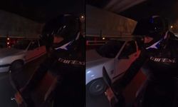 Motosiklete yandan çarpan araç, yoluna bir şey olmamış gibi devam etti