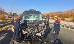 Elazığ’da minibüs ile kamyon çarpıştı: 1 yaralı