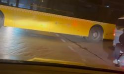 Dönüş yapmak isteyen otobüs yolda sıkıştı