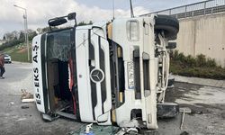 TEM Otoyolu'nda mıcır yüklü kamyon devrildi: 1 yaralı