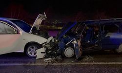 Eskişehir-Afyonkarahisar karayolunda iki araç kafa kafaya çarpıştı: 3'ü çocuk 9 yaralı