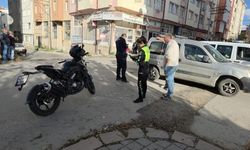 Hafif ticari araç ile motosiklet çarpıştı: 1 yaralı