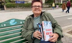 Tek gözü görmeyen 66 yaşındaki kadın her gün 300 sayfa kitap okuyor