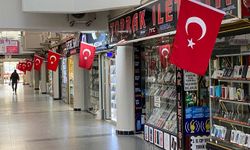 Taşbaşı Çarşısı'ndaki dükkanlar Türk bayrakları ile donatıldı