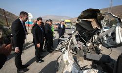 Freni arızalanan kamyon, ışıkta bekleyen 8 araca çarptı: 4 yaralı