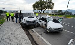 Balıkesir'de işçi servisi ile otomobil çarpıştı: 1 ölü, 4 yaralı