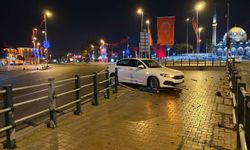 Seyir halindeyken uyuyan sürücü bariyerlere çarptı