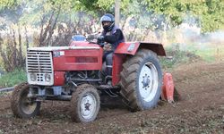 Eskişehirli Mehmet Amca yeni yönetmeliğe göre hazırlanıp tarlasını sürdü