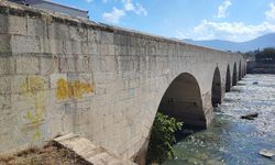 Anadolu'nun bilinen ilk Roma köprüsüne sprey boyayla yazılama yapıldı