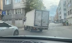 Eskişehir'de devrilecekmiş gibi gözüken kamyon tedirginlik oluşturdu