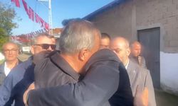 Şehit babası MHP'li başkana sarılıp "Beni Devlet Bahçeli'ye götürün" dedi