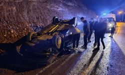 Yola düşen kayalardan kaçan otomobil takla attı: 2 yaralı