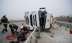 Kum yüklü tır devrildi: Sıkışan sürücü itfaiye tarafından kurtarıldı