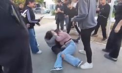 Ortaokullu kızlar birbirine girdi, arkadaşları ayırmak yerine video çekti