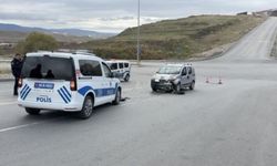 Ekip aracı ile hafif ticari araç çarpıştı: 1 polis yaralı