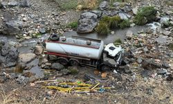 Su tankeri uçurumdan yuvarlandı: 1 yaralı